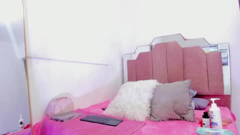 Snapshot of lovequeen02 chatting on February 6, 11:43 am L O V E  online show from February 6, 11:43 am