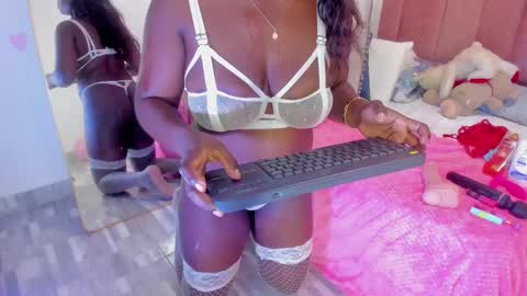 Snapshot of lovequeen02 chatting on February 15, 3:06 pm L O V E  online show from February 15, 3:06 pm