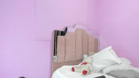 Snapshot of lovequeen02 chatting on September 18, 11:34 am L O V E  online show from September 18, 11:34 am