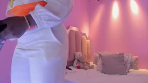 Snapshot of lovequeen02 chatting on October 1, 12:00 pm L O V E  online show from October 1, 12:00 pm