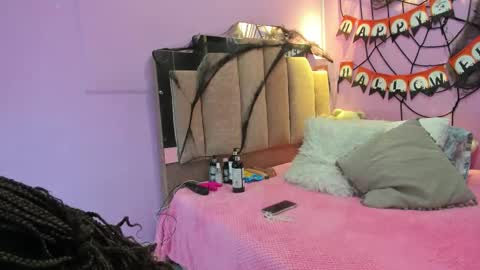 Snapshot of lovequeen02 chatting on October 19, 12:06 pm L O V E  online show from October 19, 12:06 pm