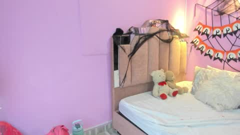 Snapshot of lovequeen02 chatting on October 24, 11:39 am L O V E  online show from October 24, 11:39 am