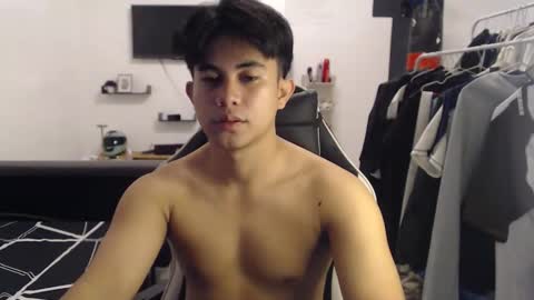 Snapshot of loverboyph04 chatting on October 6, 5:05 am loverboyph04 online show from October 6, 5:05 am