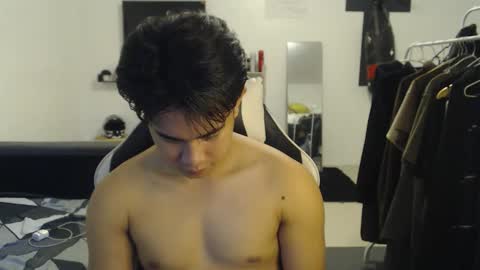 Snapshot of loverboyph04 chatting on November 27, 1:51 am loverboyph04 online show from November 27, 1:51 am