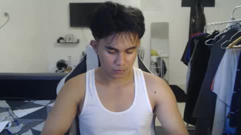 Snapshot of loverboyph04 chatting on December 3, 1:35 am loverboyph04 online show from December 3, 1:35 am