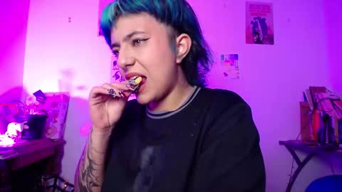 Snapshot of loving_alma chatting on November 16, 3:45 am loving_alma online show from November 16, 3:45 am