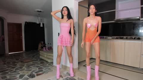 Leslie Emily and New girl Sophie online show from December 26, 4:04 pm