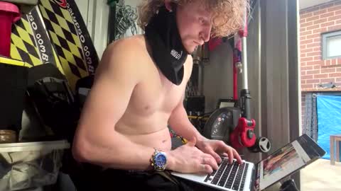 Snapshot of lowkey42011 chatting on October 21, 8:26 am lowkey42011 online show from October 21, 8:26 am