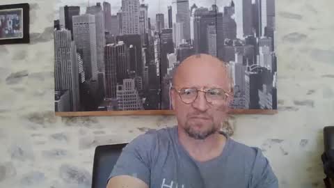 Snapshot of lrda49 chatting on May 20, 11:05 am Espigle online show from May 20, 11:05 am