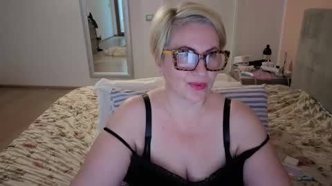 Snapshot of luana0809 chatting on December 5, 8:23 am luana online show from December 5, 8:23 am