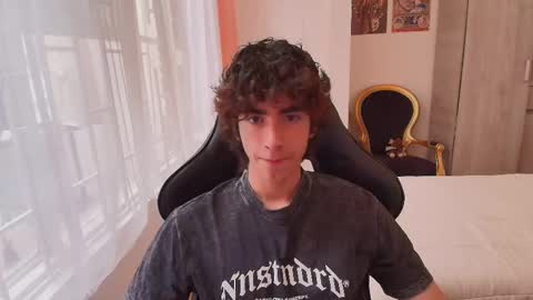 Snapshot of lucas_xo chatting on October 23, 9:35 pm lucas_xo online show from October 23, 9:35 pm