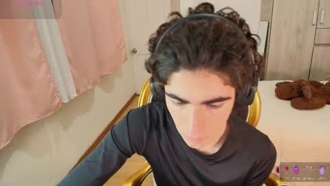 Snapshot of lucas_xo chatting on November 12, 12:44 am lucas_xo online show from November 12, 12:44 am