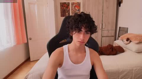 lucas_xo online show from April 18, 7:58 pm