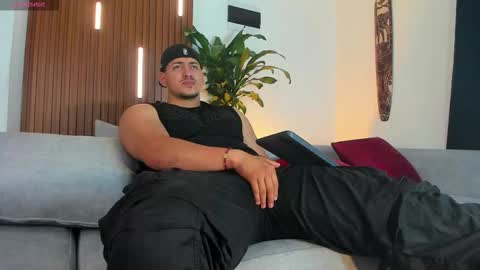 Snapshot of lucasanto_ chatting on November 11, 1:38 am LUCA SANTOS online show from November 11, 1:38 am