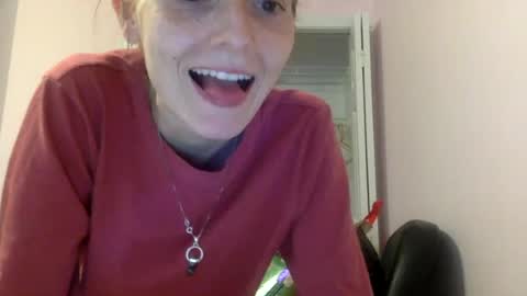 Snapshot of luci_layne chatting on July 2, 6:47 pm Luci Layne online show from July 2, 6:47 pm