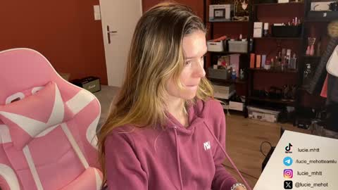 Snapshot of lucie_hot chatting on December 3, 10:50 am Lucie hot follow me on online show from December 3, 10:50 am