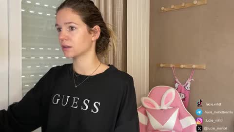 Snapshot of lucie_hot chatting on September 11, 7:19 am Lucie hot follow me on online show from September 11, 7:19 am