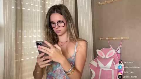 Snapshot of lucie_hot chatting on September 16, 7:20 am Lucie hot follow me on online show from September 16, 7:20 am