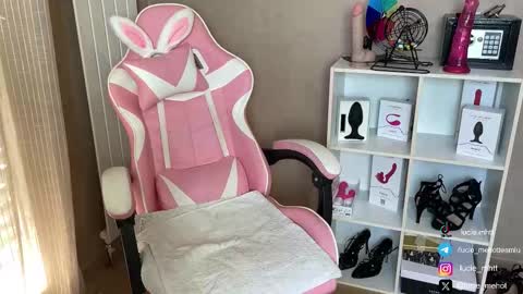 Snapshot of lucie_hot chatting on September 29, 8:30 am Lucie hot follow me on online show from September 29, 8:30 am