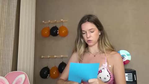 Snapshot of lucie_hot chatting on October 19, 8:48 am Lucie hot follow me on online show from October 19, 8:48 am
