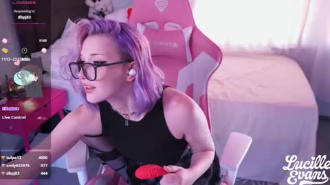 Snapshot of lucille_evans chatting on November 26, 4:35 am Lucy UwU online show from November 26, 4:35 am