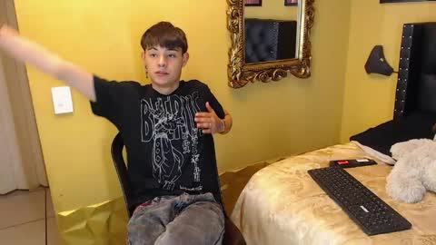 luckk_ online show from April 30, 5:14 am
