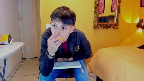Snapshot of luckk_ chatting on July 7, 6:05 am luckk_ online show from July 7, 6:05 am