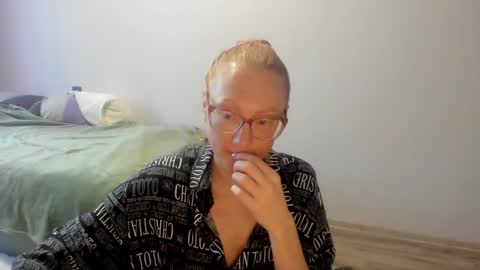 Snapshot of lucky_licky20 chatting on December 10, 3:52 am lucky_licky20 online show from December 10, 3:52 am