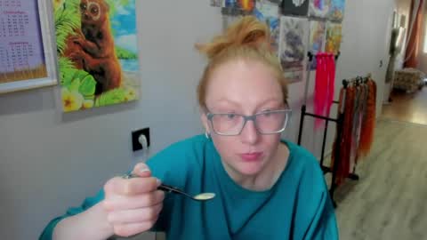 lucky_licky20 online show from April 7, 2:01 am