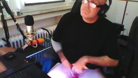        call me  Stefan online show from May 24, 8:19 am