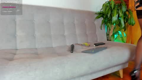 Snapshot of lucy__77 chatting on January 27, 7:13 pm Hello my name is Lucy nice to meet you  thumb up is important for me kisses     online show from January 27, 7:13 pm