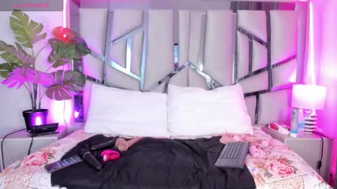 lucy_davies_ online show from March 18, 11:46 am