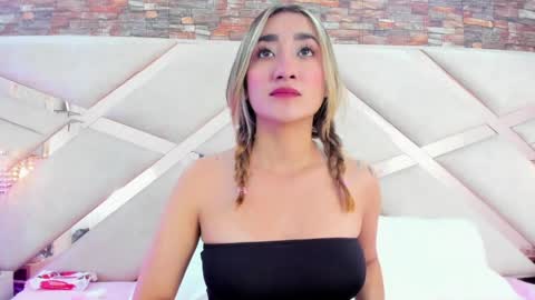 lucy_davies_ online show from April 24, 11:56 am