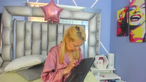  SleepyAbuela online show from November 19, 5:24 pm