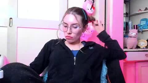 Snapshot of lucy_s3x chatting on September 18, 12:23 am Lulu online show from September 18, 12:23 am