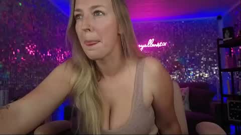 lucyallen4201 online show from July 19, 10:02 pm