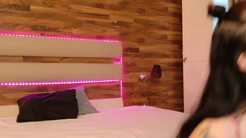 Snapshot of lucywilow chatting on December 10, 7:26 am LucyWillow online show from December 10, 7:26 am