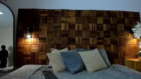 Lucy Liiu online show from February 14, 8:05 pm