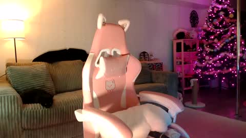 Snapshot of lucyyluvss chatting on December 5, 12:08 am Lucy online show from December 5, 12:08 am