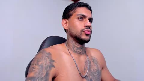 Snapshot of luigi1_ chatting on November 12, 3:51 am Luigi Vitale online show from November 12, 3:51 am