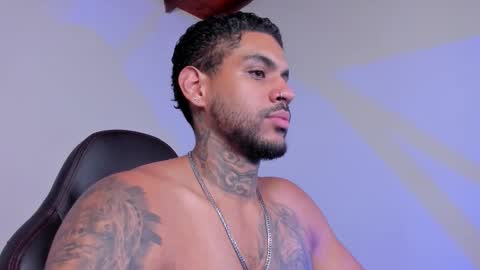 Snapshot of luigi1_ chatting on November 23, 1:05 am Luigi Vitale online show from November 23, 1:05 am