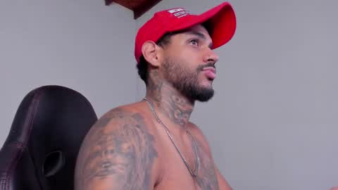 Snapshot of luigi1_ chatting on December 5, 2:09 am Luigi Vitale online show from December 5, 2:09 am