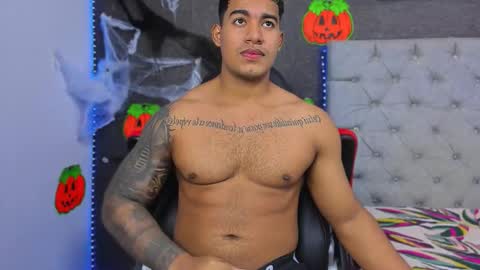 Luigi Independent model online show from October 12, 6:18 pm