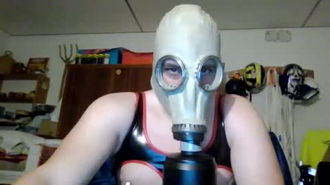 Snapshot of luis2423 chatting on March 3, 9:05 pm A slave to the mistress.. un esclavo para las amas dominantes. online show from March 3, 9:05 pm