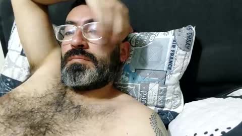 Snapshot of luis2988z chatting on December 4, 2:20 am Hairyman online show from December 4, 2:20 am