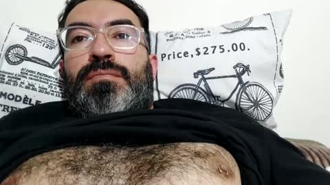 Snapshot of luis2988z chatting on December 9, 3:50 am Hairyman online show from December 9, 3:50 am