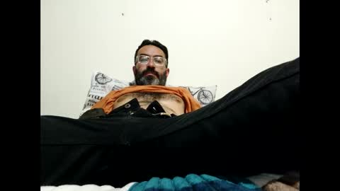 Snapshot of luis2988z chatting on December 13, 3:05 am Hairyman online show from December 13, 3:05 am