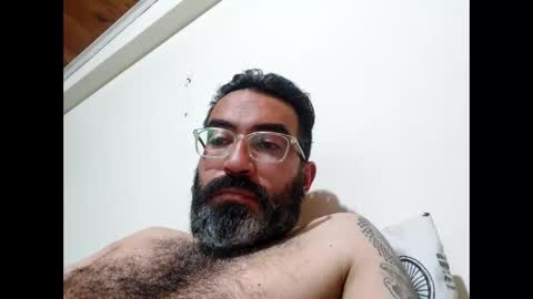 Snapshot of luis2988z chatting on December 15, 2:08 am Hairyman online show from December 15, 2:08 am