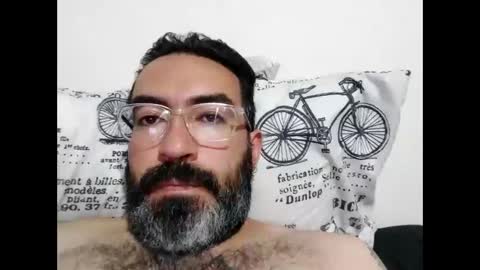 Snapshot of luis2988z chatting on December 16, 4:02 am Hairyman online show from December 16, 4:02 am