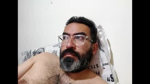 Snapshot of luis2988z chatting on December 17, 5:07 am Hairyman online show from December 17, 5:07 am